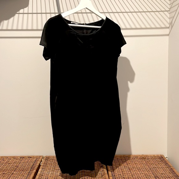 Black crepe Italian dress (33inch long) with side pockets - Picture 5 of 6